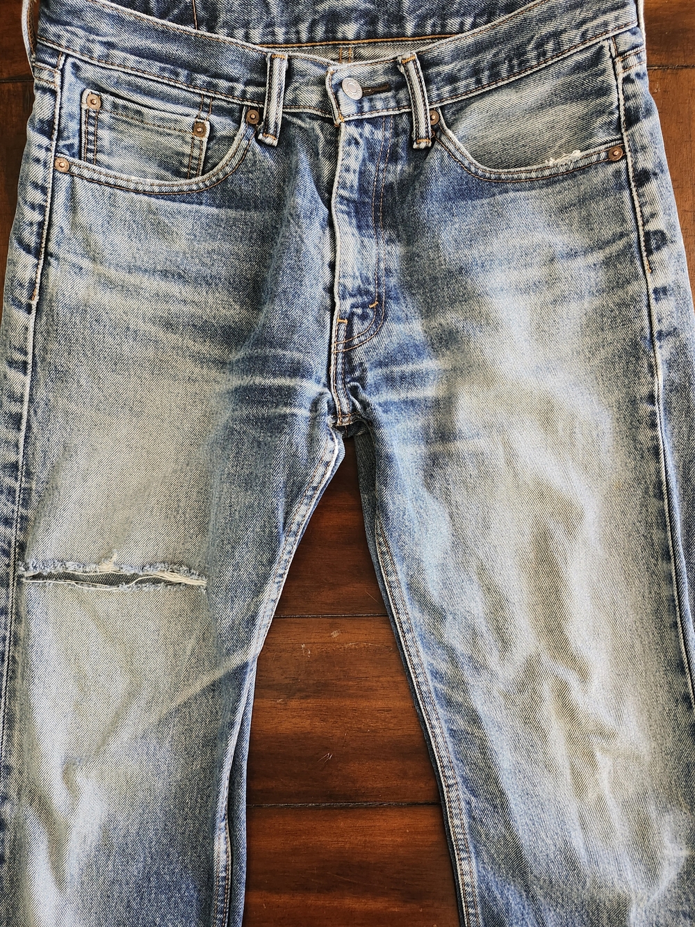 Men's Levi's 505 Light Blue Straight Jeans with Subtle Distressing